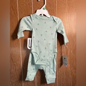 COOUD ISLAND 2 piece set; gender neutral; mint with hot air balloons